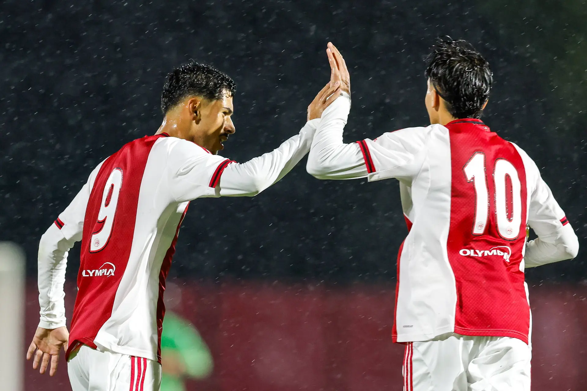 Weijs kan niet meer om Ünüvar heen, rustpunt Reverson en Jong Ajax speelt met branie