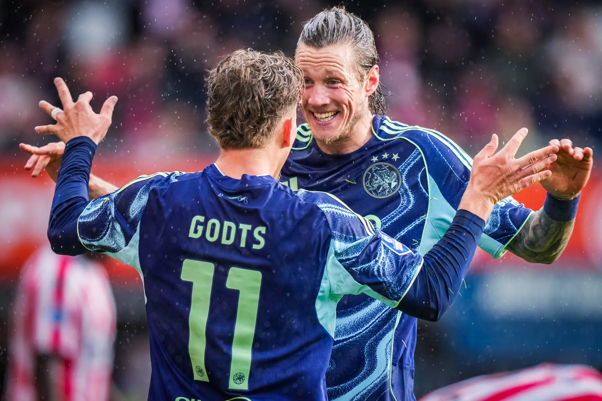 Rondom Ajax: Godts dolt met Weghorst: 'Ik heb één keer ruzie gehad met Wout, omdat ik hem te veel panna's gaf'