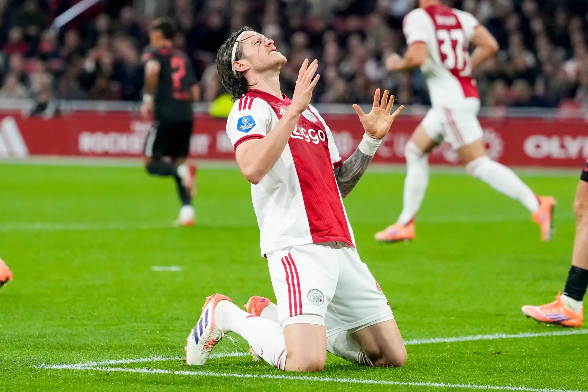 Inspiratieloos Ajax kan amper vuist maken tegen AZ en lijdt eerste competitienederlaag
