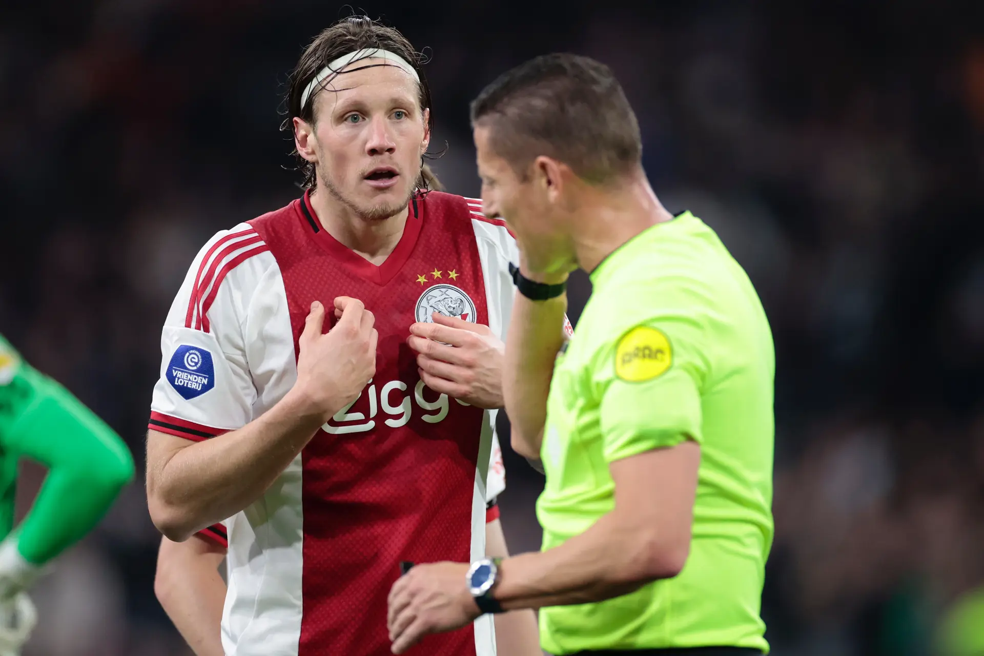 Weghorst begrijpt niets van beslissing tijdens Ajax -  AZ: 'Is toch gewoon een penalty?'