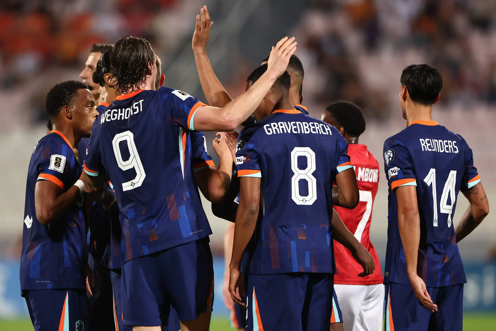 Slecht Oranje boekt makkelijke zege op Malta; Weghorst wordt doelpunt ontnomen door warrige arbiter