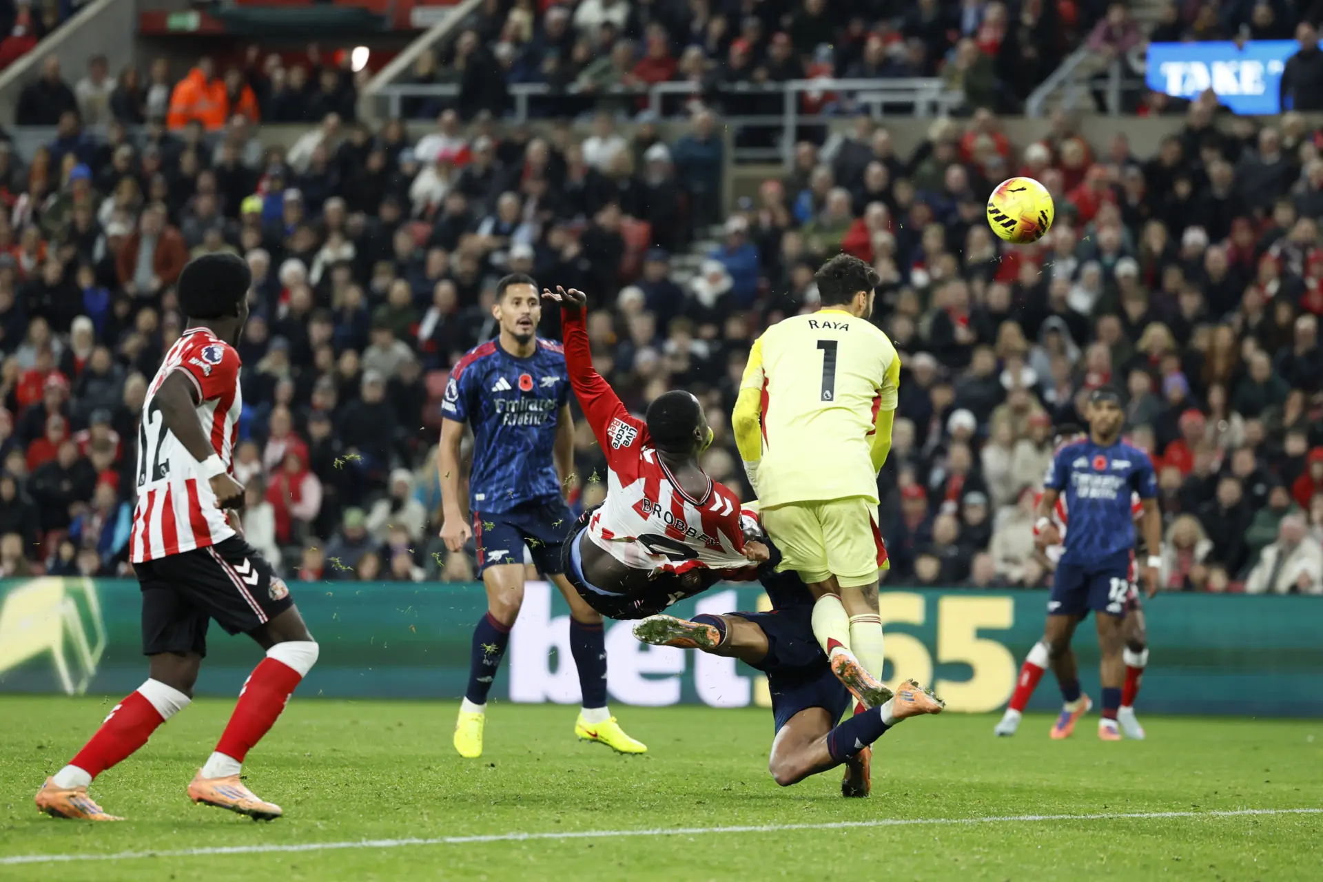 Rondom Ajax: Brobbey dolblij na rol tegen Arsenal: 'Nog nooit zo'n geluid gehoord na doelpunt'
