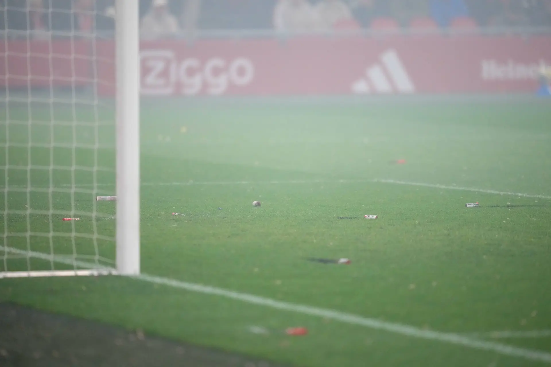 Ajax - FC Groningen definitief gestaakt vanwege vuurwerk op het veld