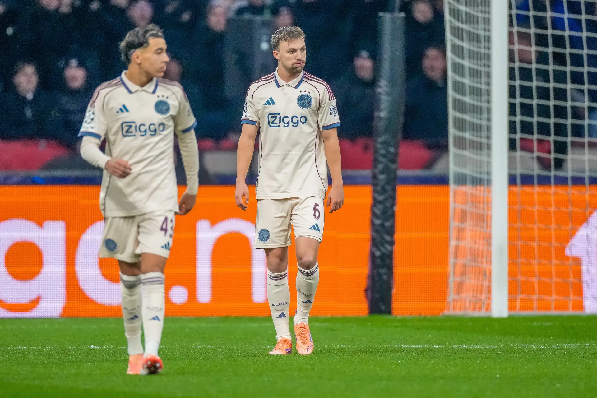 Ajax verliest van Benfica en staat door vijfde verliespartij stijf onderaan in Champions League