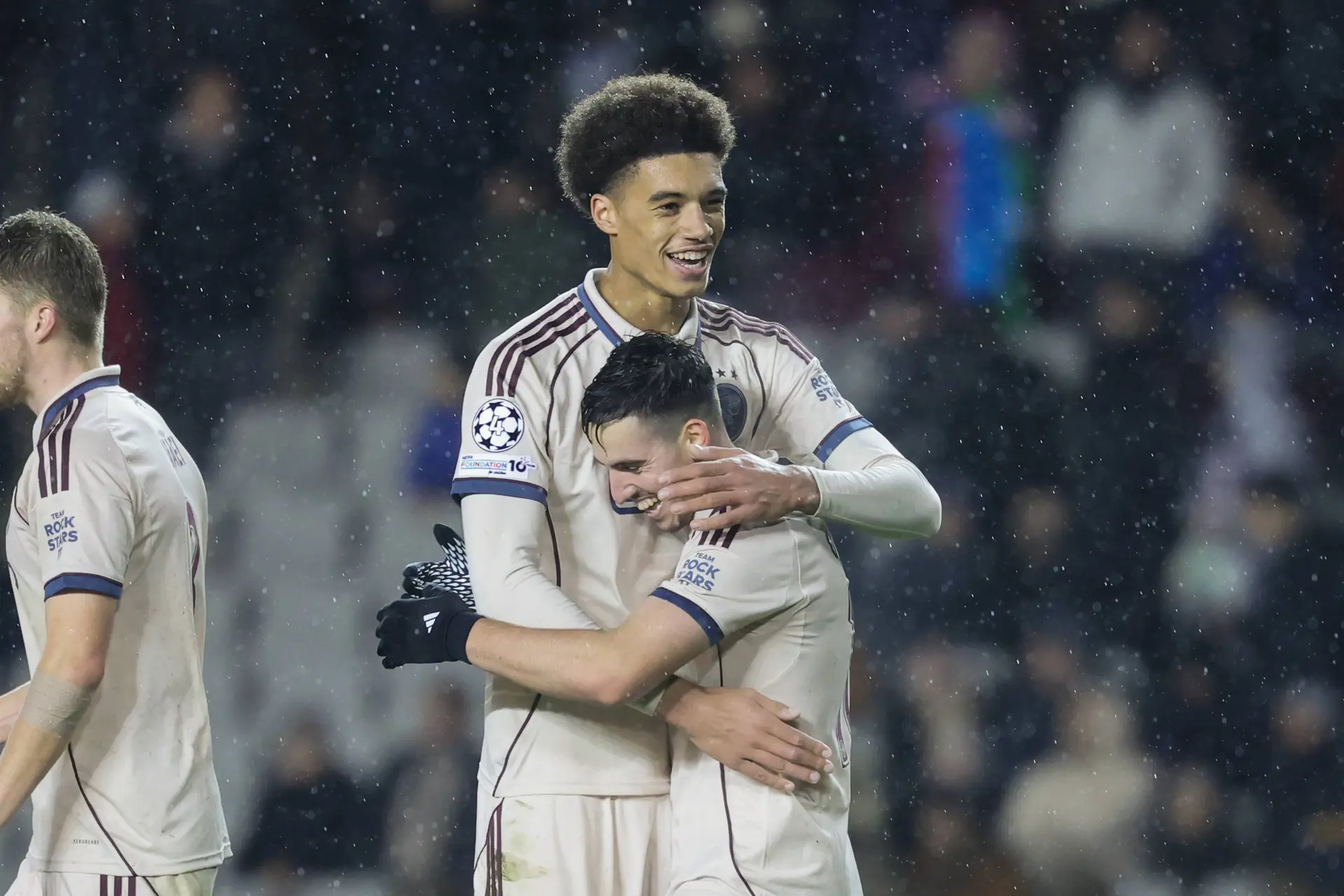 Bouwman maakt indruk in Champions League: 'Beste verdediger aan Ajax' kant'