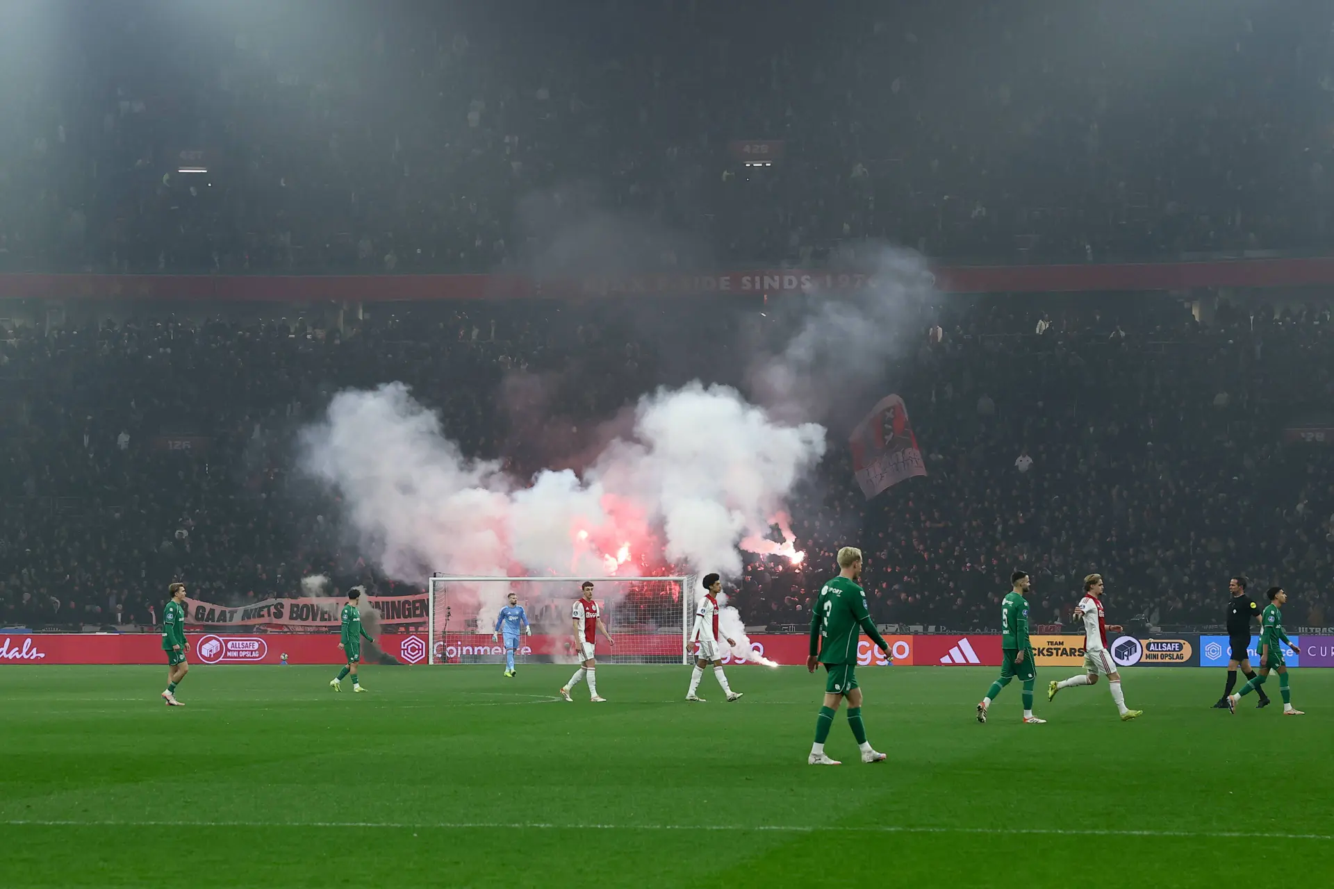 Nijhuis zag spelers schrikken van vuurwerk: 'Het vloog echt langs je gezicht'