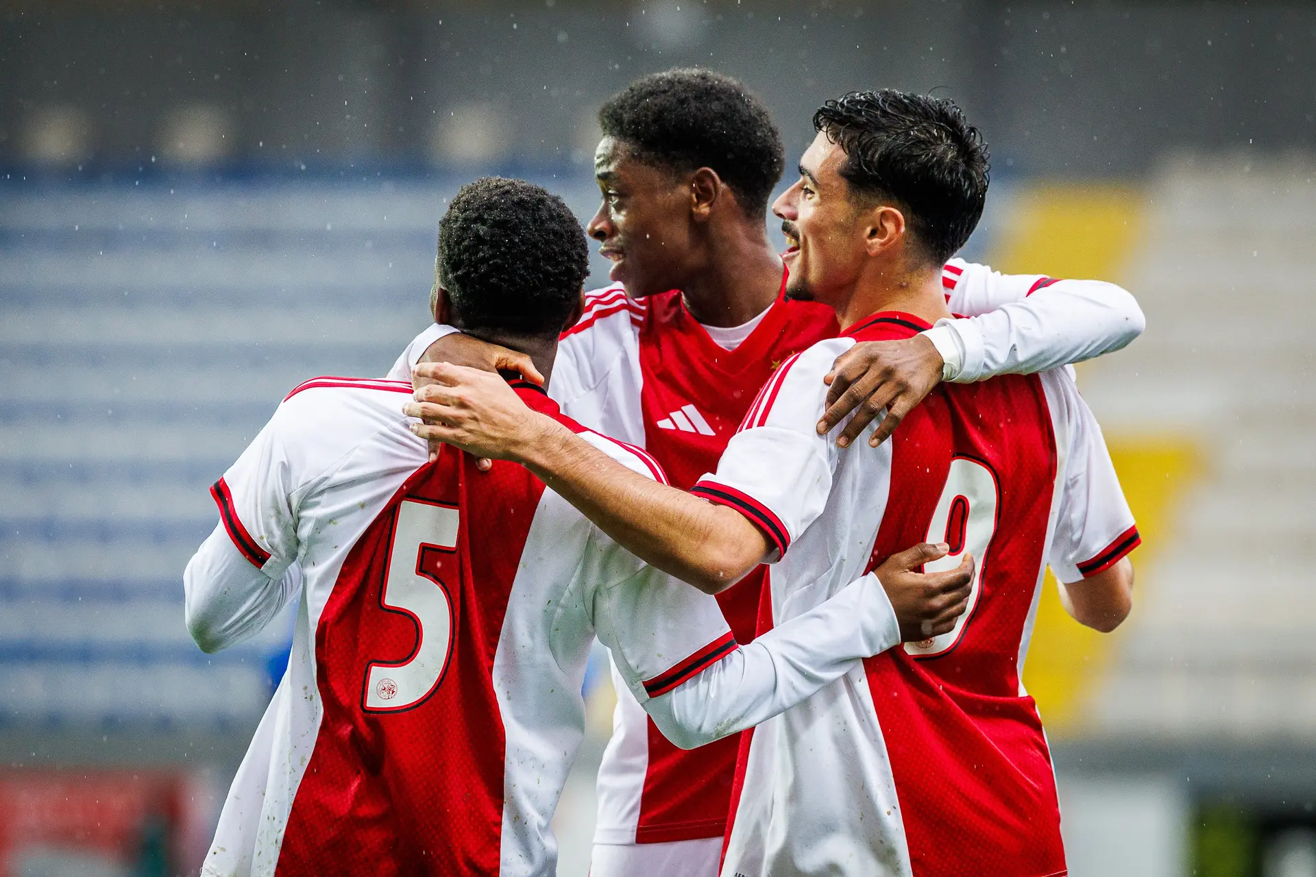 Ajax O19 boekt monsterzege op FK Qarabag en gaat door naar knock-outfase Youth League