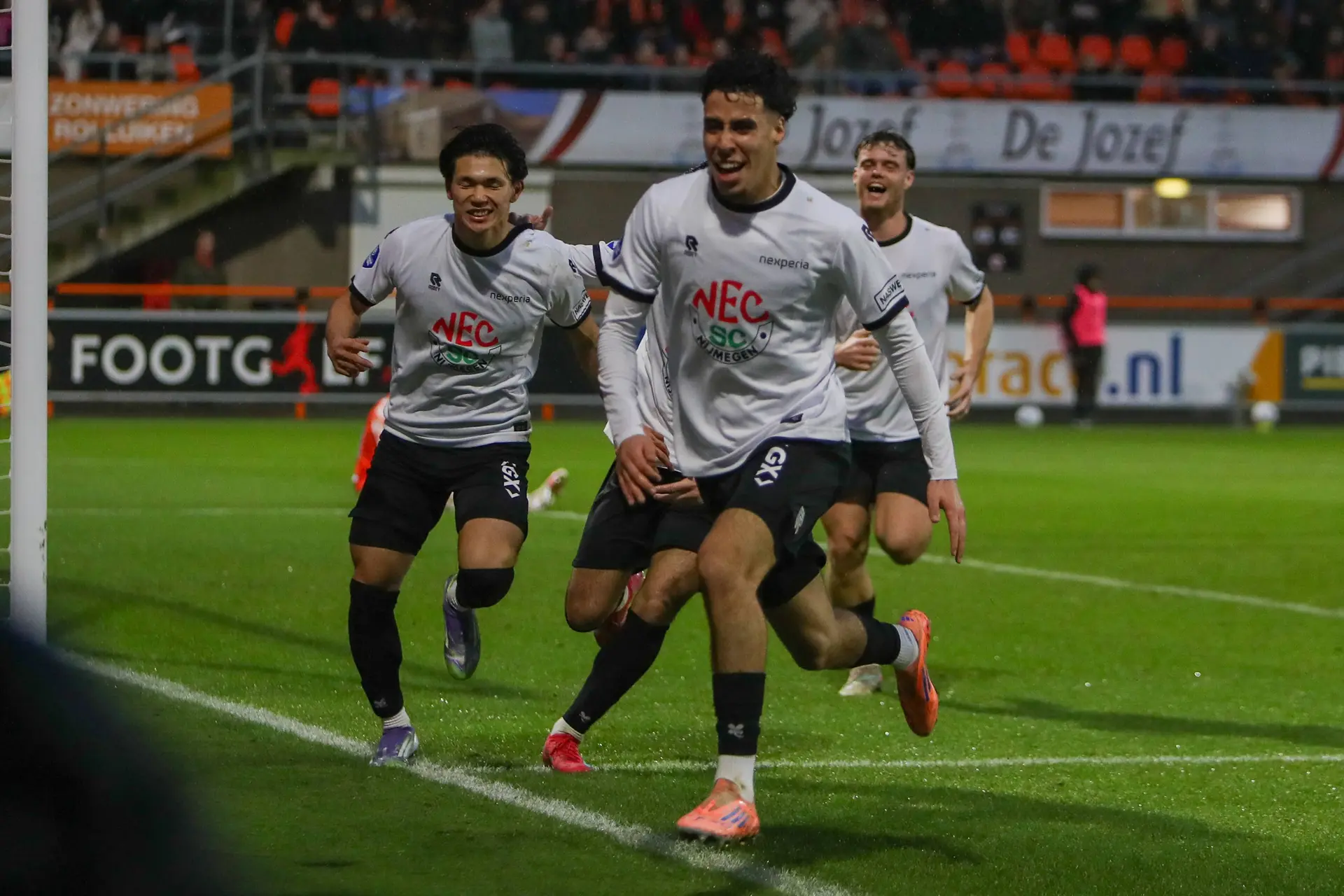 NEC wint in extremis en neemt derde plaats over; AZ en FC Utrecht verspelen punten in slotfase