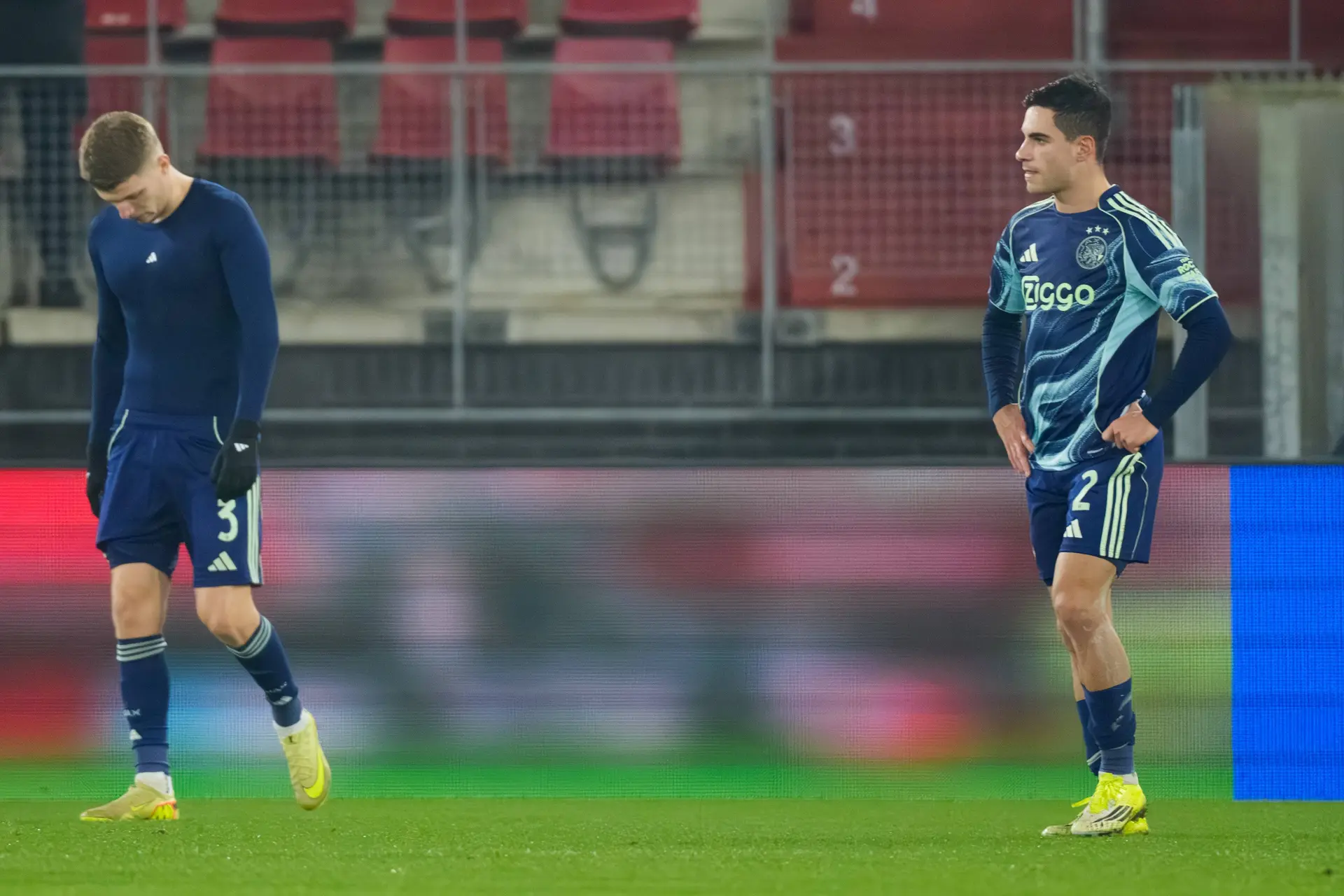 Rondom Ajax: Gaaei krijgt eigen shirt teruggegooid door meegereisd Ajax-publiek: 'Niet goed, shirt terug'