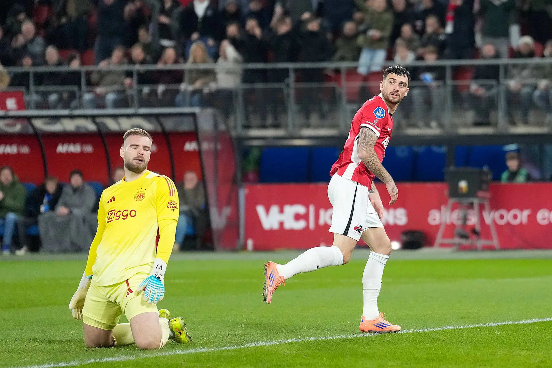 Ajax wordt totaal overklast en krijgt historisch pak slaag op bezoek bij AZ