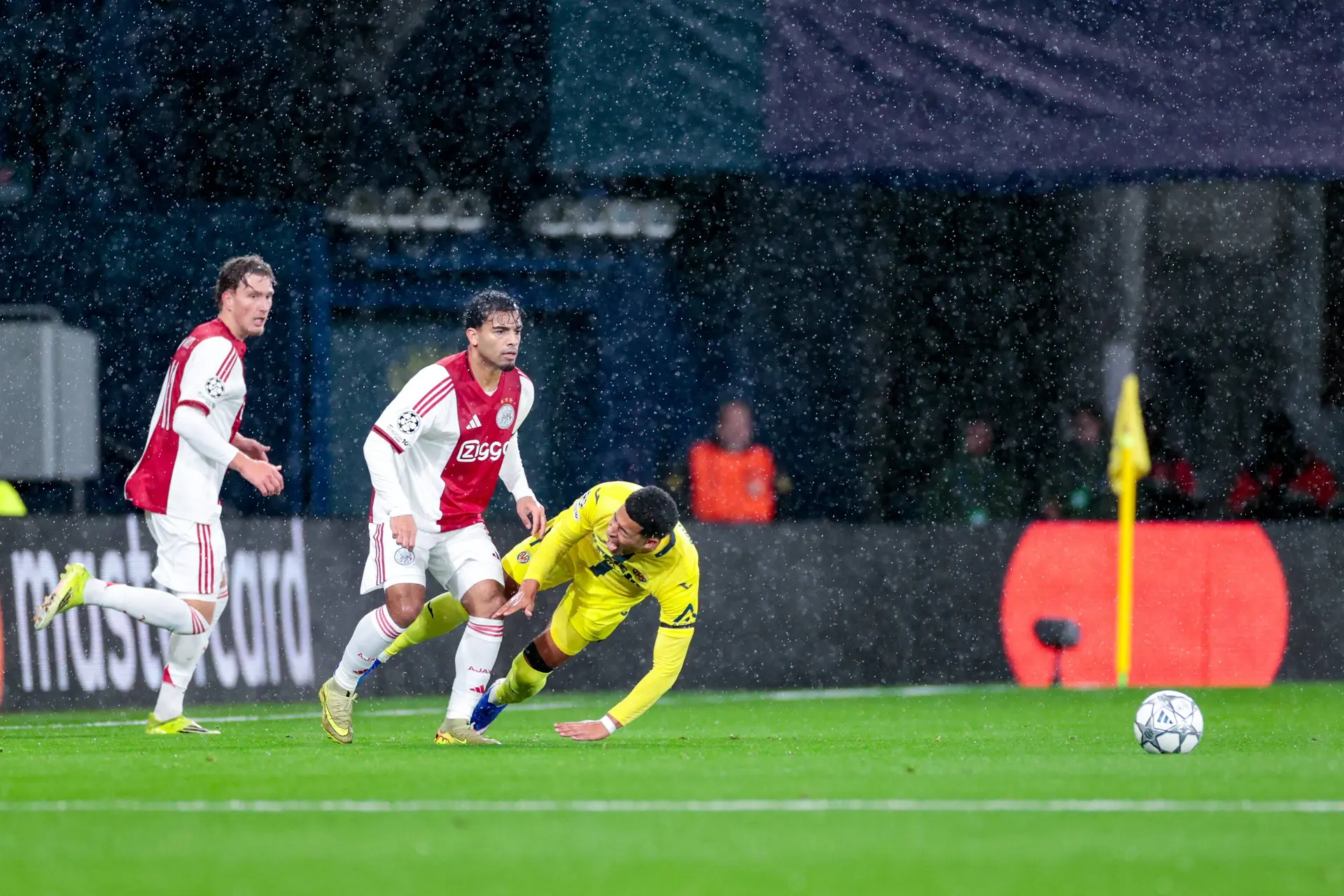 Wijndal krijgt het te verduren in de rust: 'Dit moet je gewoon zien op dit niveau'