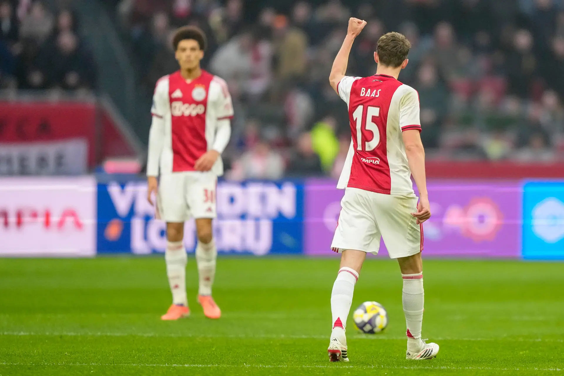 Dominant Ajax wint gemakkelijk van FC Volendam dankzij scorende Baas en assisterende Bounida