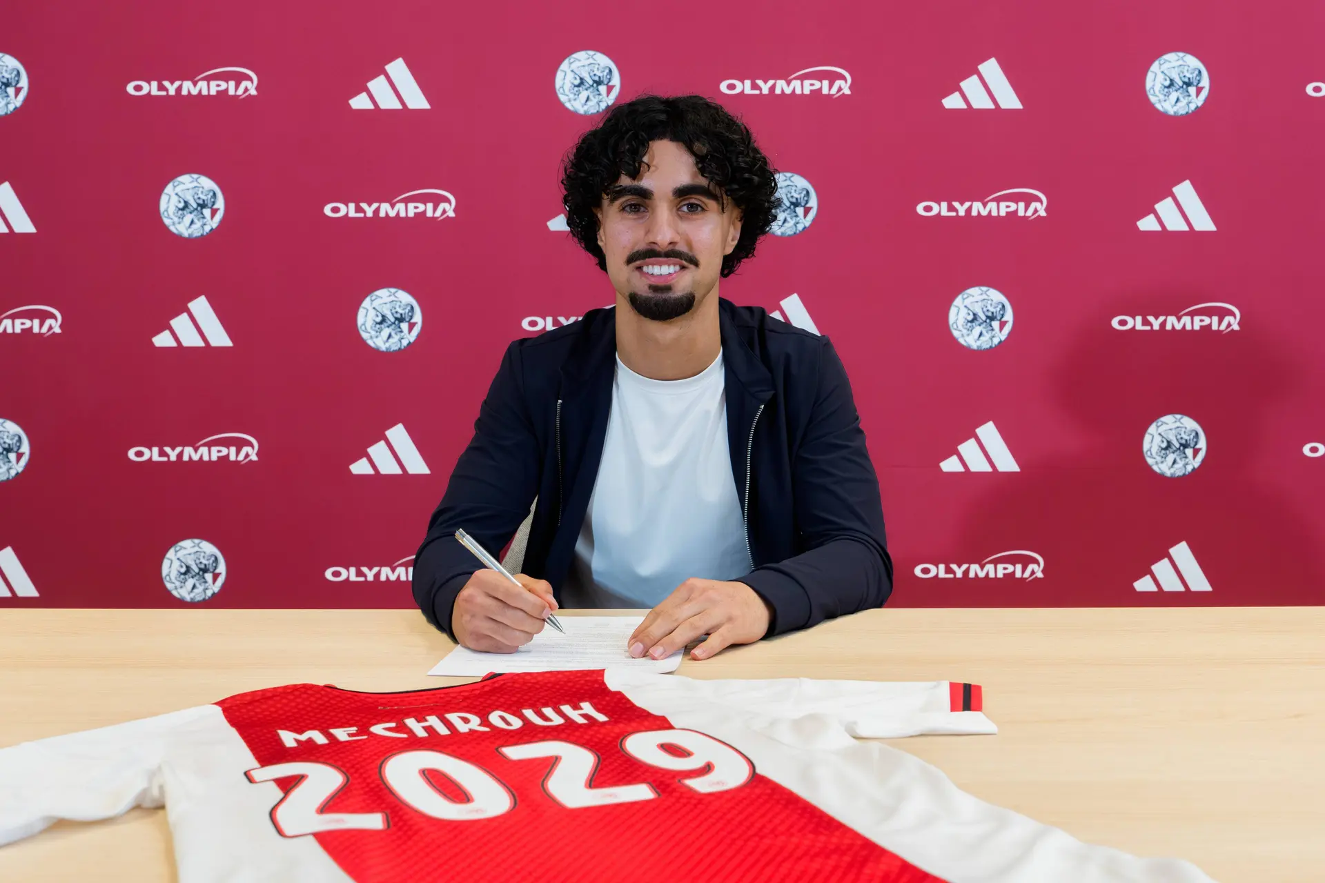 Ajax beloont Mechrouh (18) met eerste contract: 'Een mooie toekomst bij Ajax'