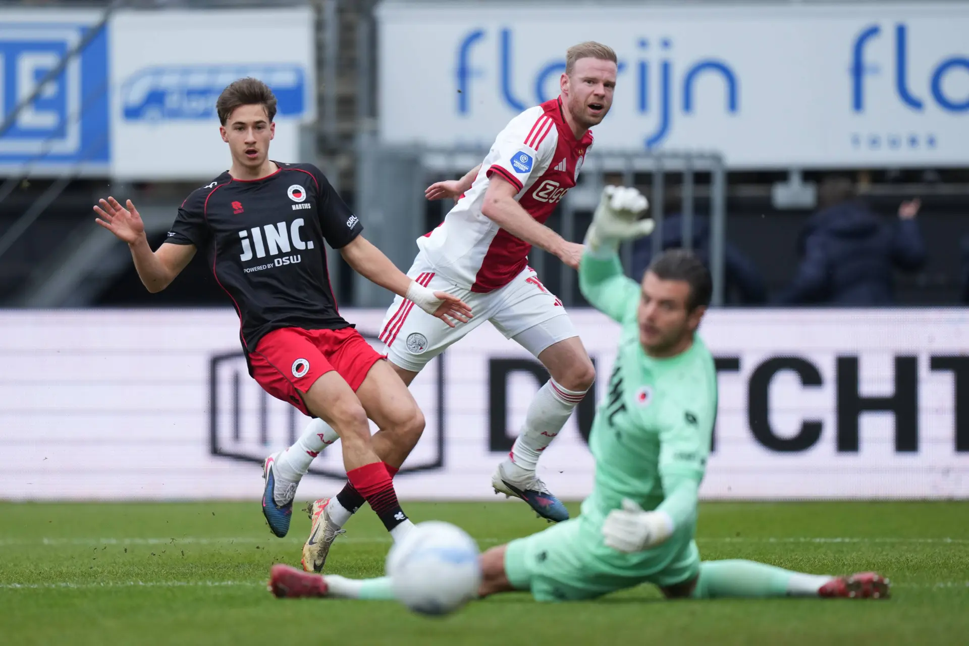 Klaassen gefrustreerd na puntenverlies Ajax: 'We geven het gewoon weg'