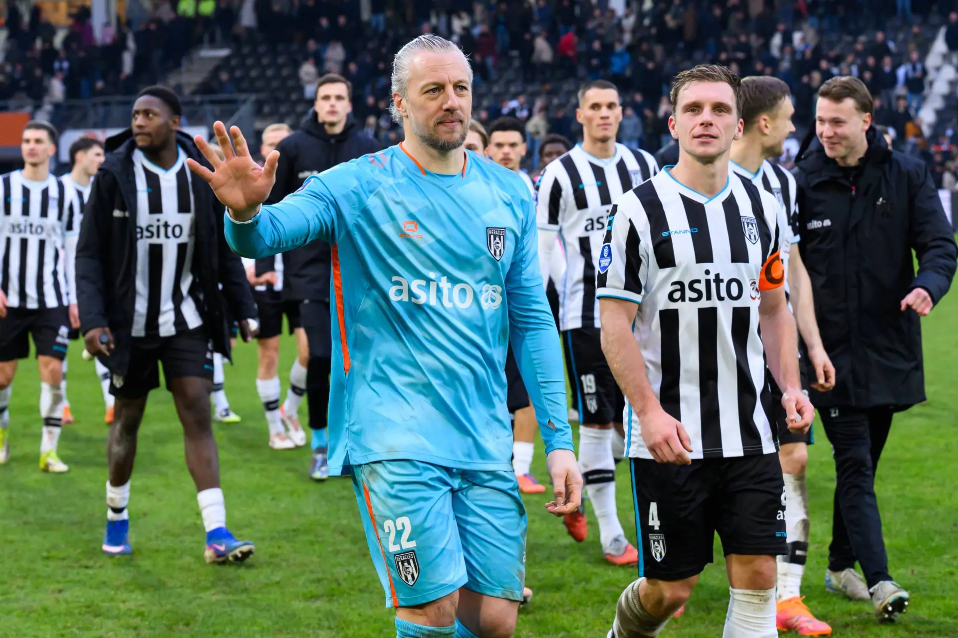 PSV helpt Ajax met eenvoudige zege op Feyenoord, Pasveer boekt succes
