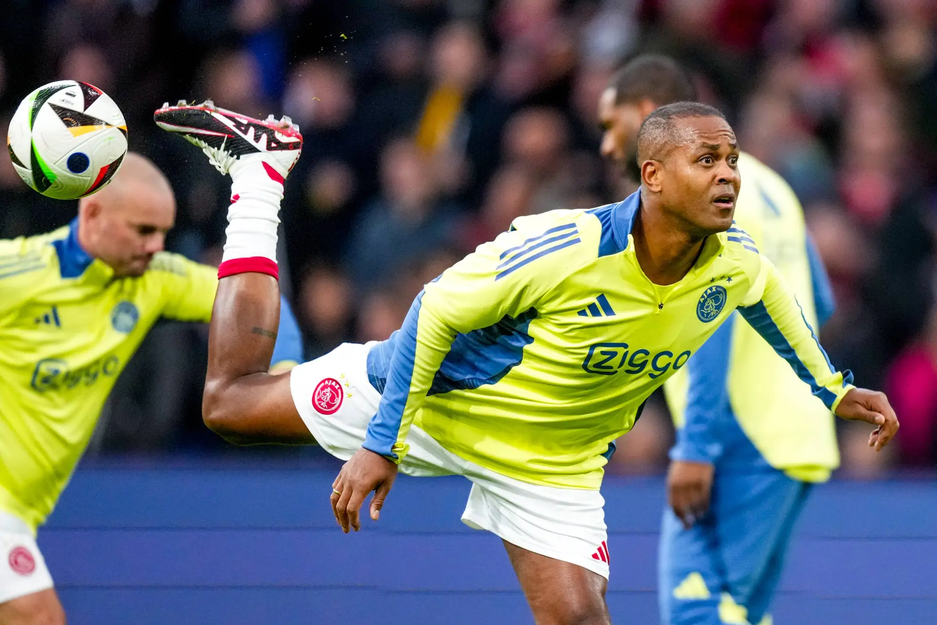 Rondom Ajax: Kluivert opent in Amsterdam-Noord Cruyff Court; Jordi Cruijff aanwezig