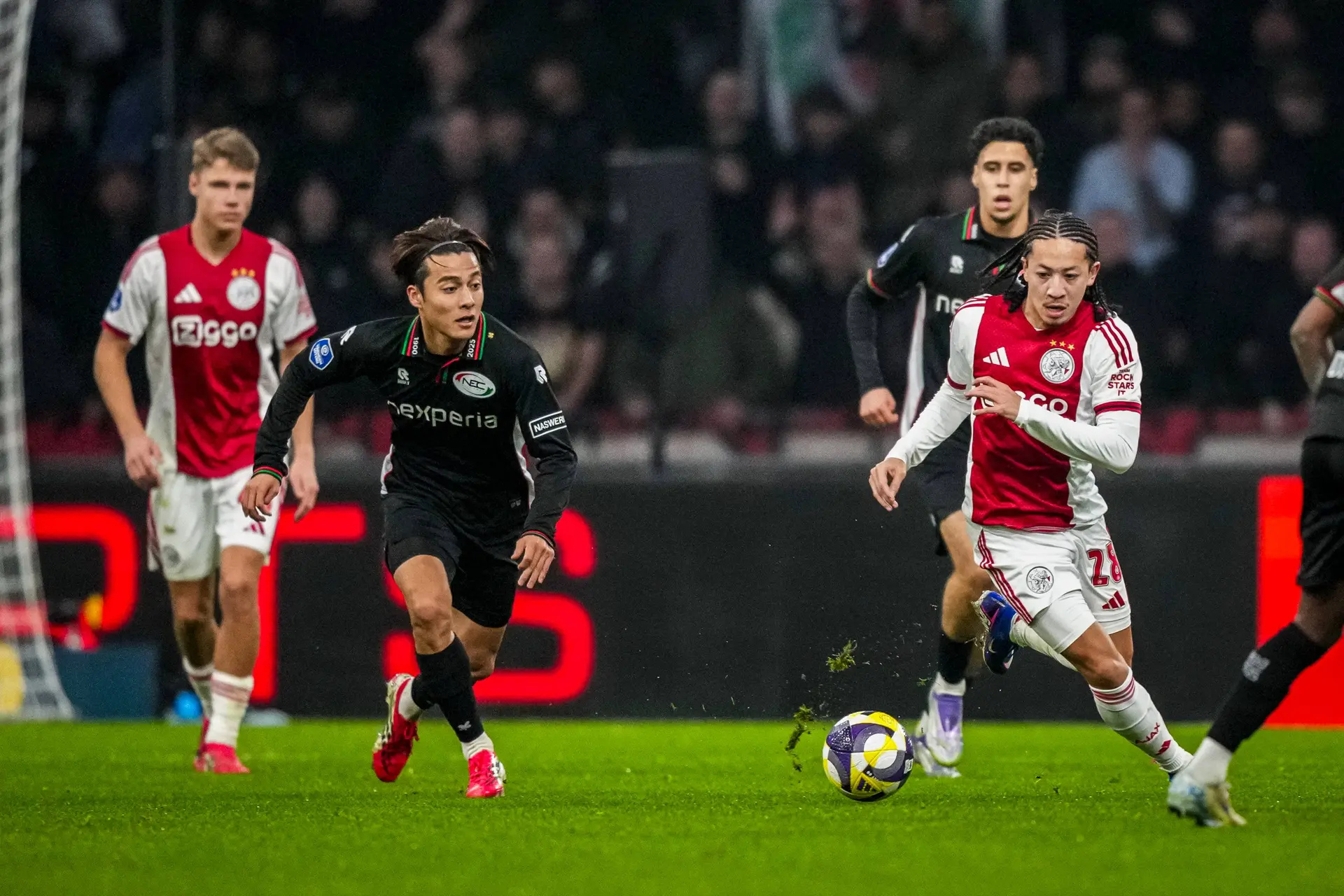 Rondom Ajax: 'Hij werd gaandeweg onzichtbaar, tegen Steur viel weinig eer te behalen'