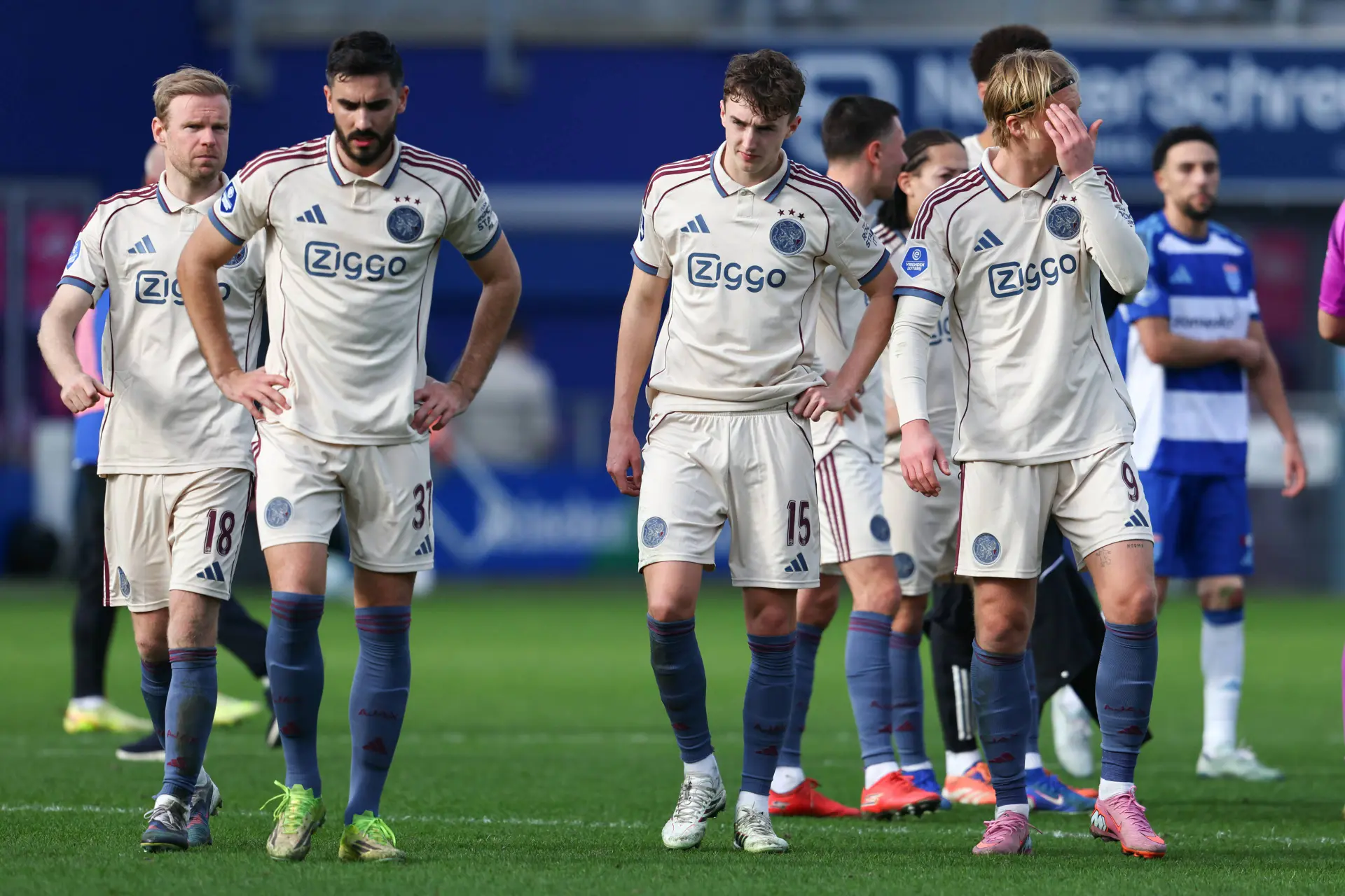 NB: 'Ze spelen met het logo van Ajax op de borst, maar dit lijkt in niets op Ajax'