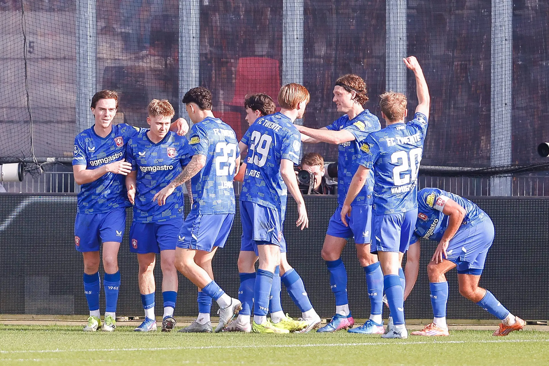 FC Twente wint eenvoudig en passeert Ajax op ranglijst, Feyenoord loopt één punt uit