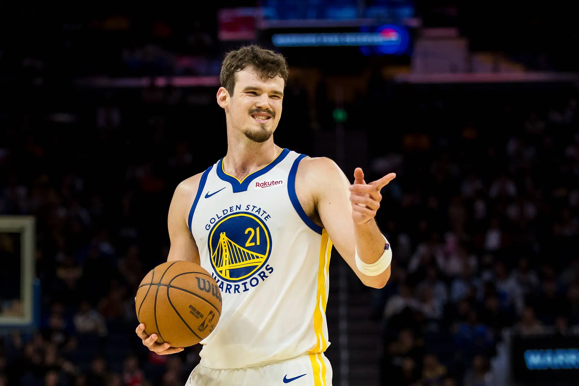 Rondom Ajax: NBA-ster meldt zich in Ajax-shirt voor wedstrijd