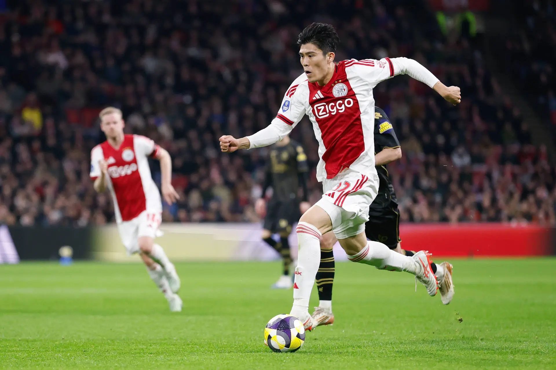 Tomiyasu maakt indruk bij Ajax: 'Zat er helemaal doorheen, ik kan nog veel beter'