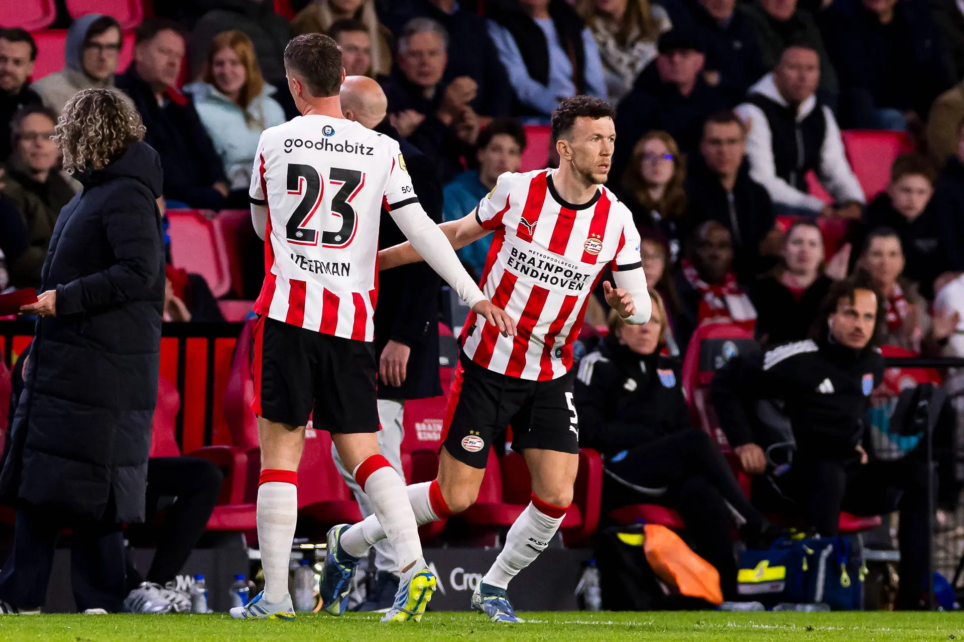 Rondom Ajax: PSV moet het in uitduel met Ajax volgende week doen zonder geschorste sterkhouder