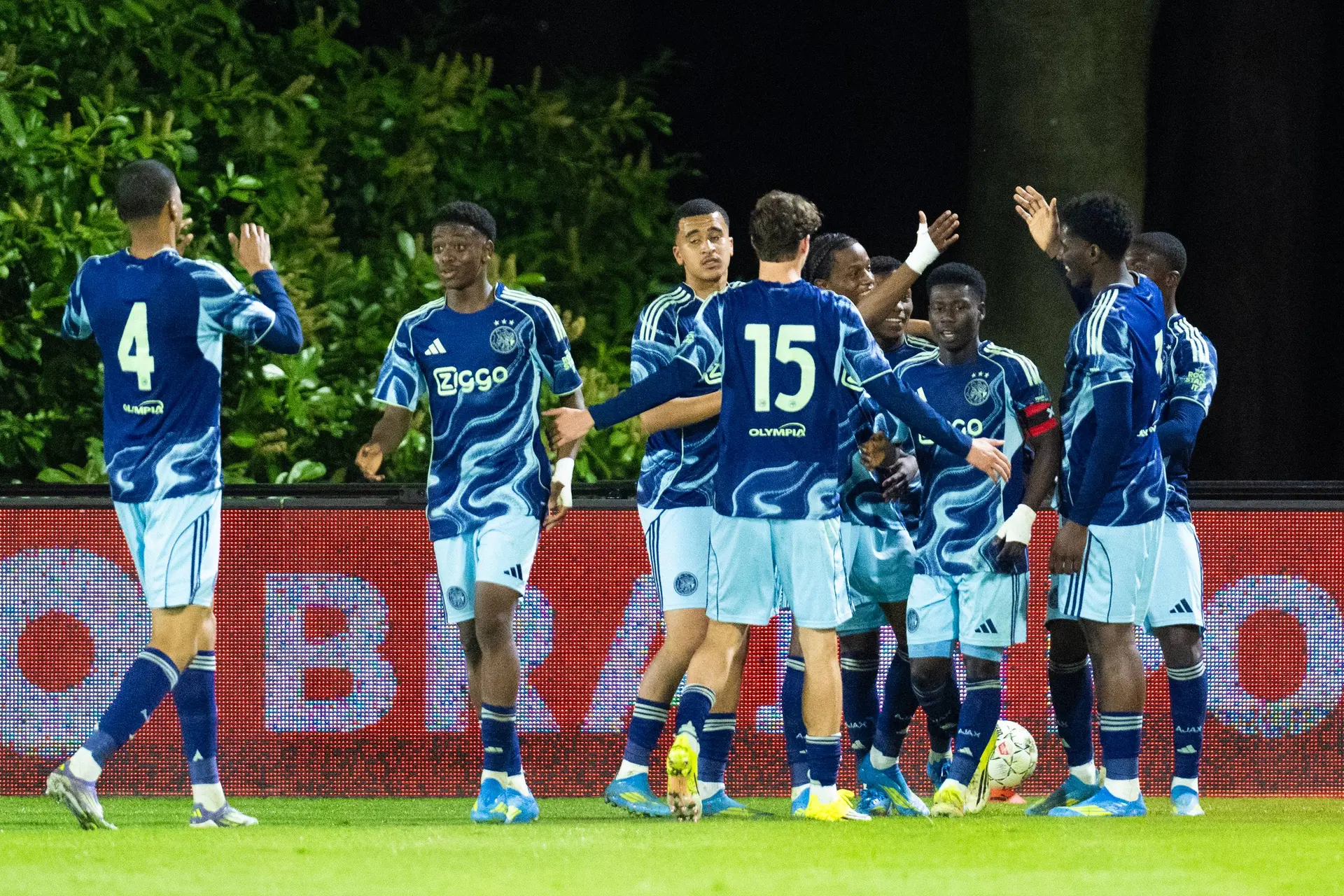 Jong Ajax trekt weinig enerverend duel met Jong PSV met minimaal verschil naar zich toe