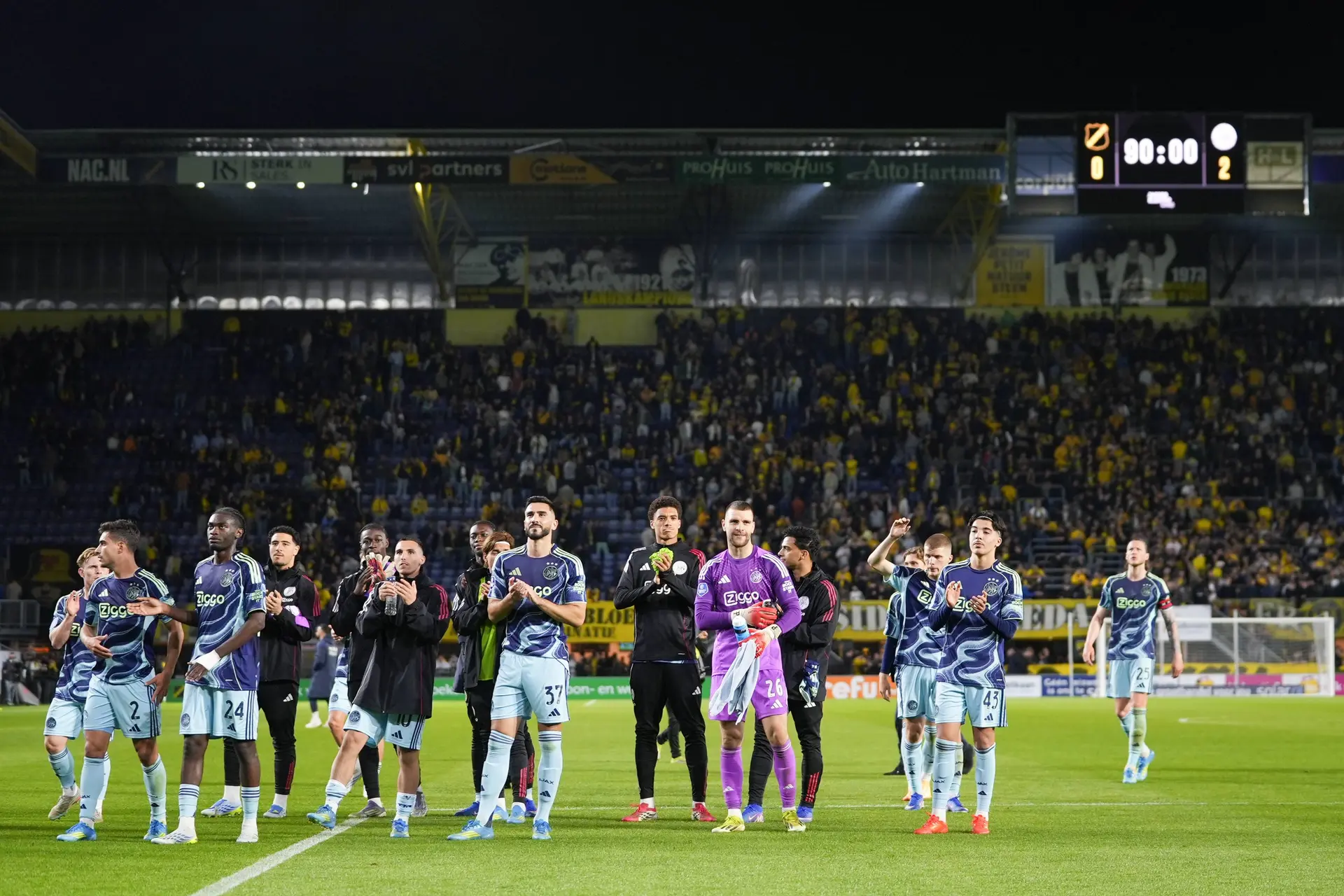 Rondom Ajax: Ajacied cijfert zich weg: 'Andere spelers denken: laat die gek maar lopen'
