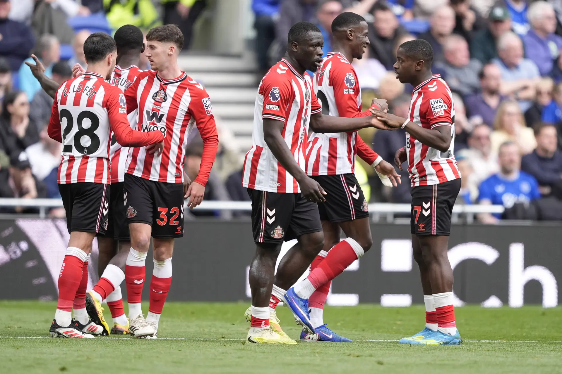 Buitenland: Brobbey grijpt de hoofdrol bij Sunderland, Blind en Míchel in de problemen