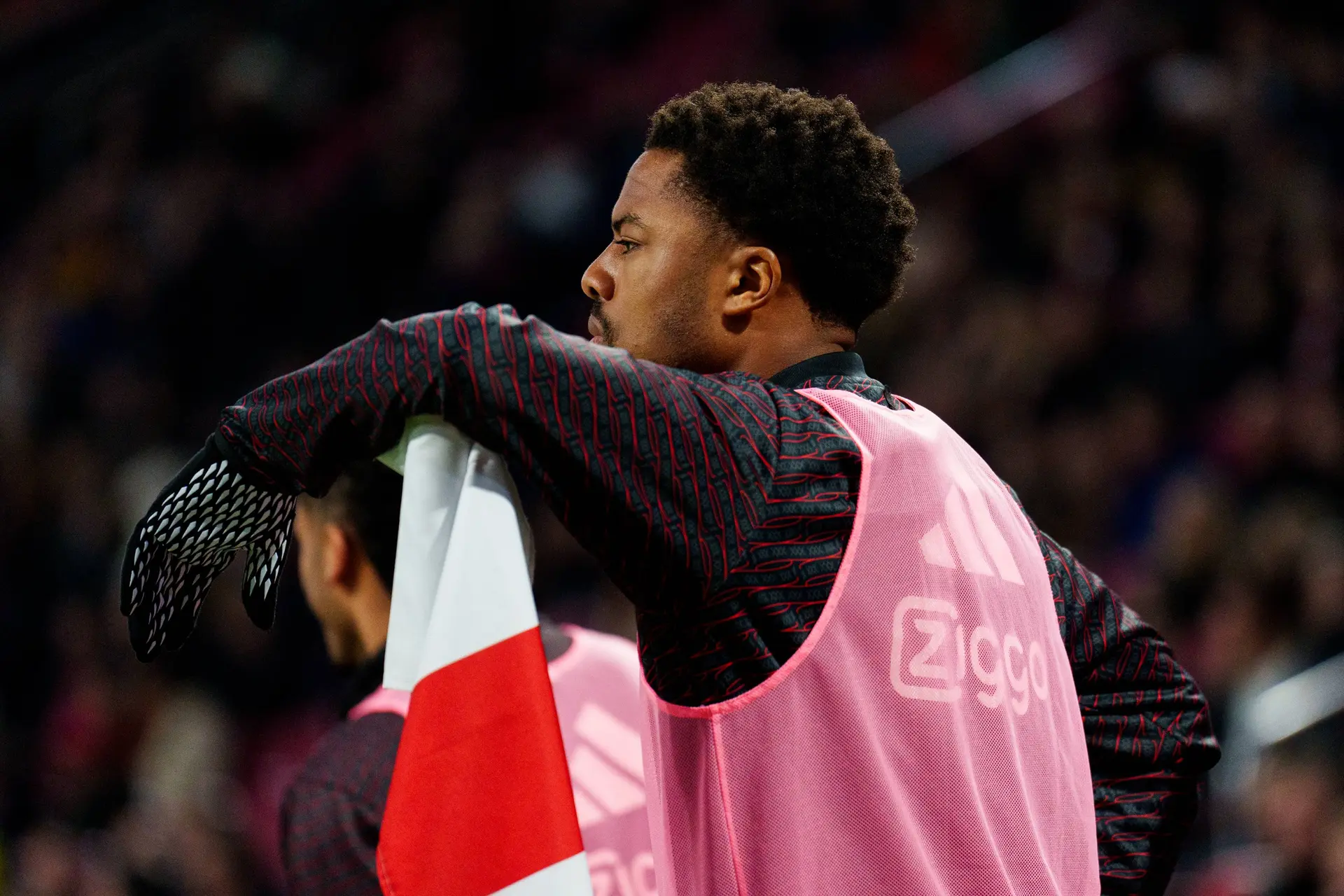 Akpom voelt zich niet correct behandeld: 'Kroes had kunnen bellen of een berichtje kunnen sturen'