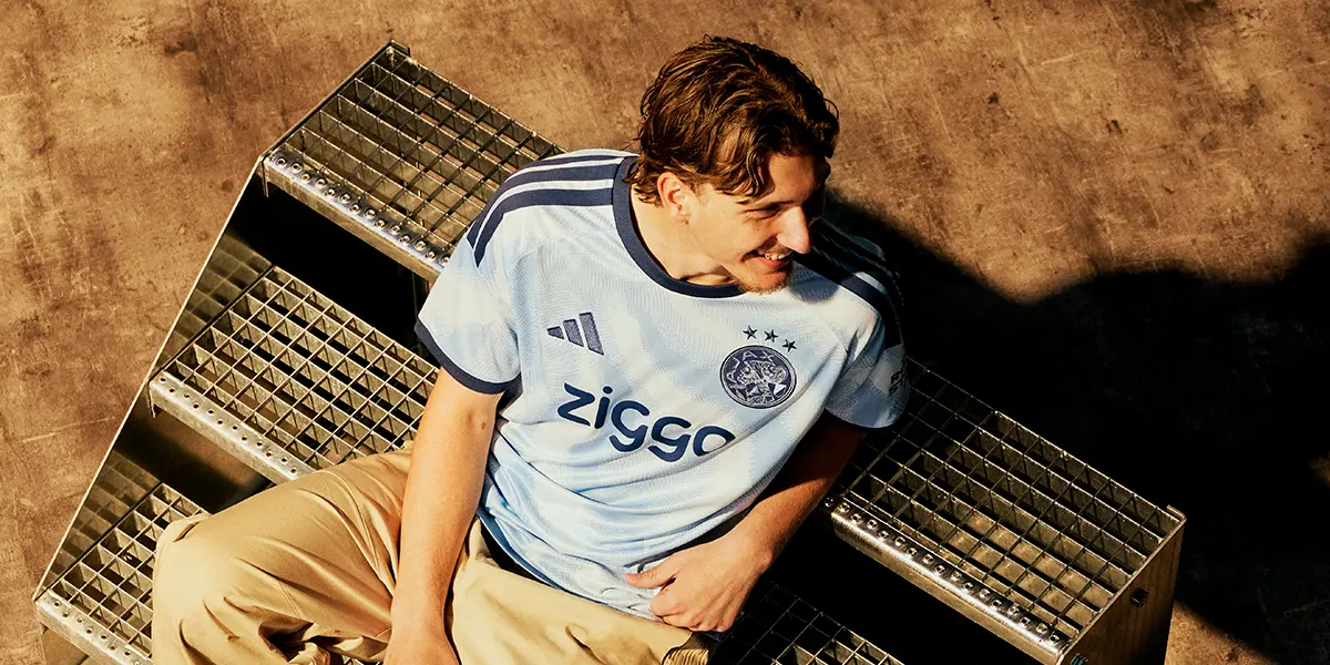 Ajax-supporters blij met nieuwe derde shirt: 'Eindelijk weer een prachtig shirt!'