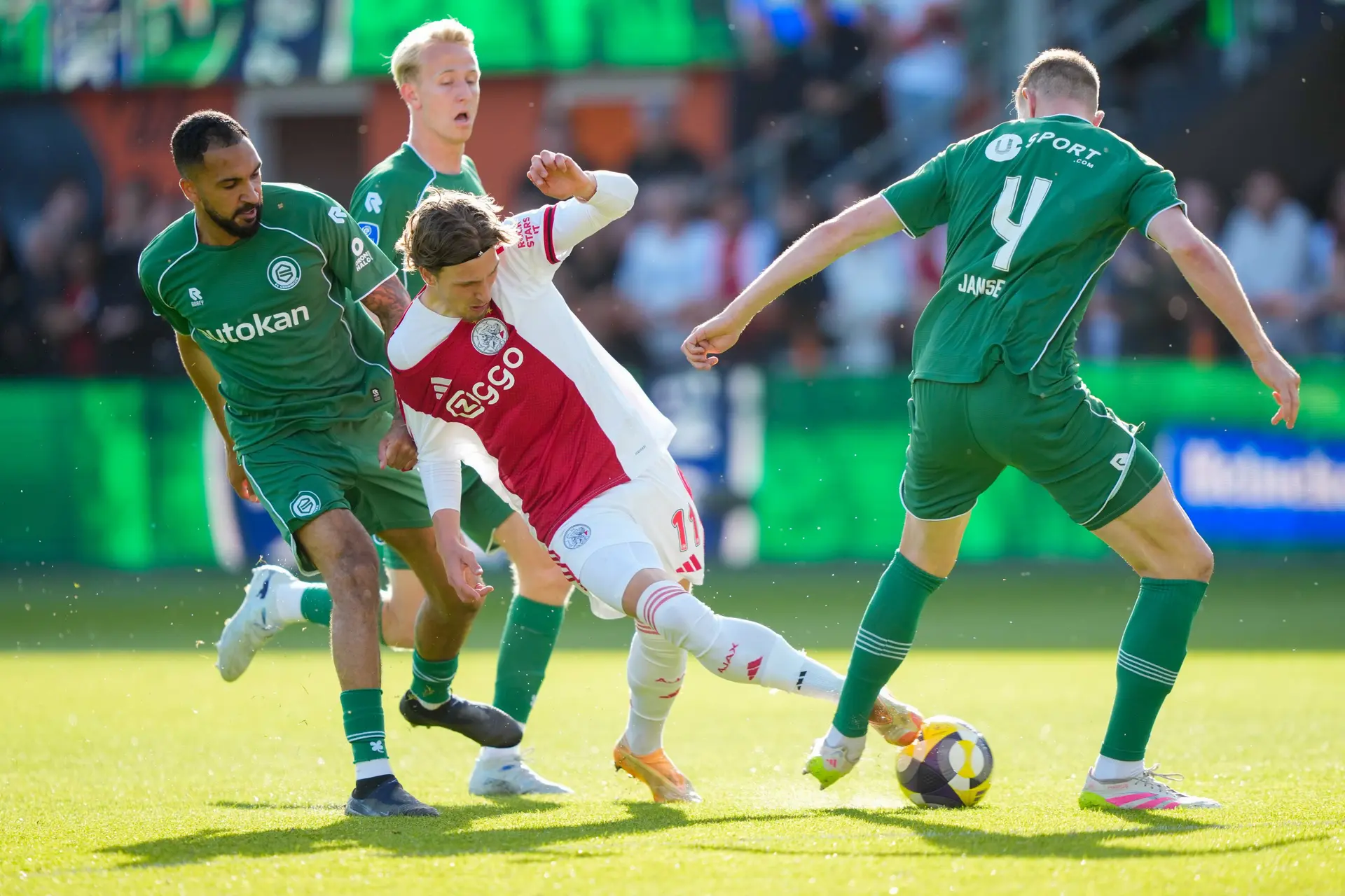 Rondom Ajax: Vier Ajax-supporters aangehouden na ongeregeldheden in Volendam