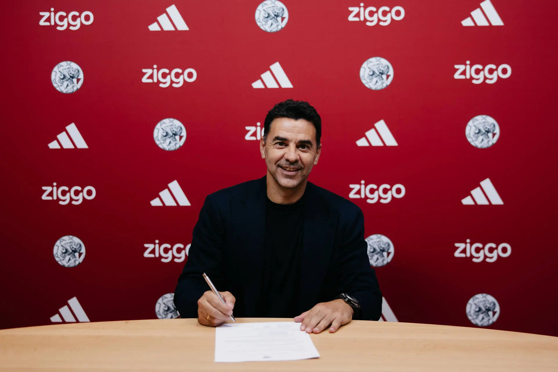 Ajax kondigt langverwachte komst Míchel aan: Spaanse oefenmeester tekent tot 2028