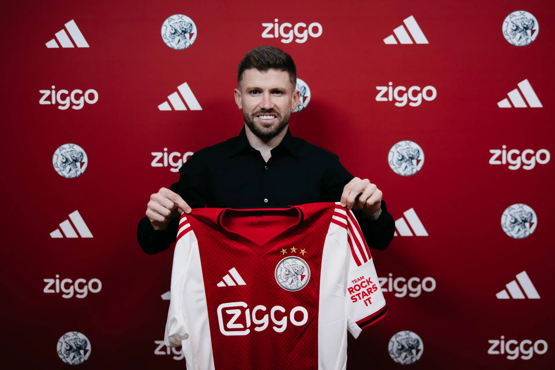 Ajax maakt komst Henrique wereldkundig; Braziliaan tekent voor meerdere jaren in Amsterdam