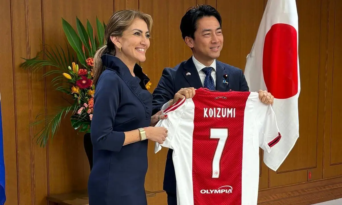 Rondom Ajax: VVD-minister Yesilgöz overhandigt Ajax-shirt aan Japanse minister