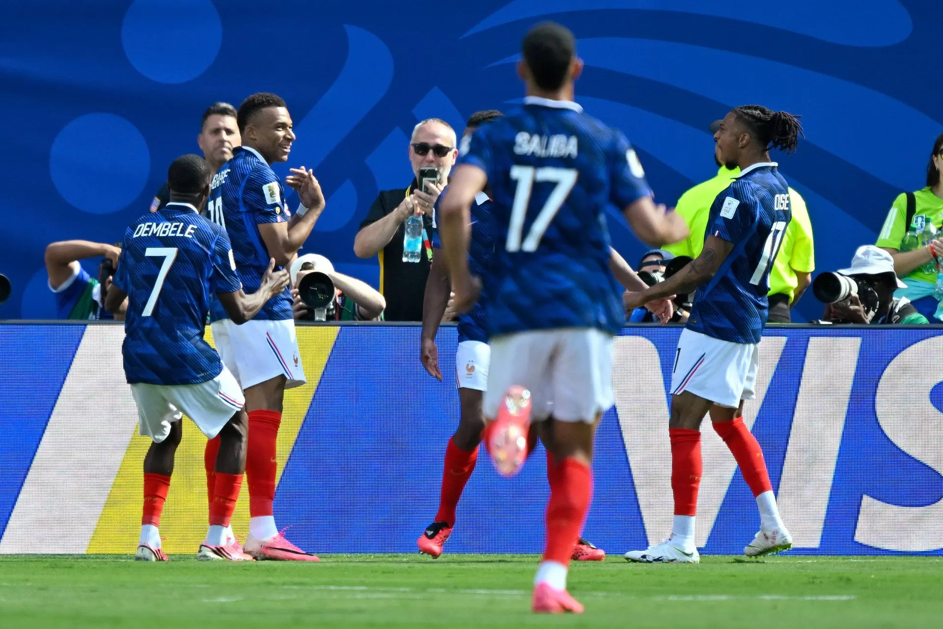 Wereldgoal Mbappé bekroont succesvolle WK-start Frankrijk