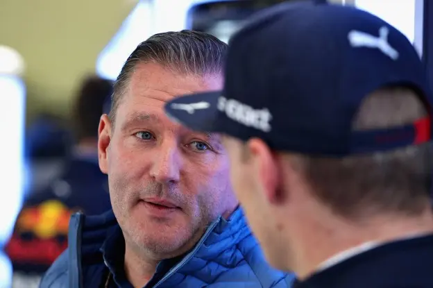 Verstappen: 'Jos stuurt me zoveel berichtjes met vragen over het weekend'
