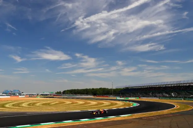 F1 Kijktip | Priester verstoort Formule 1-race en rent de baan op