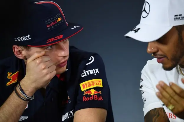 Verstappen: 'Interessant dat er maar één een tijdstraf krijgt als we beiden wijd gaan'