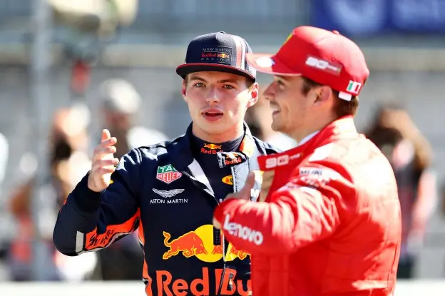 Chandhok verklaart mildere aanpak Verstappen in 2022: 'Hij ziet Leclerc als een gelijke'