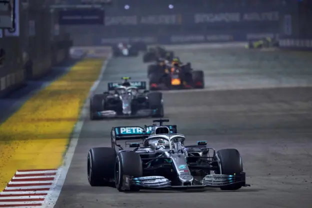 Ook schade aan achterband Hamilton, Pirelli wijst brokstukken aan als oorzaak crash Verstappen