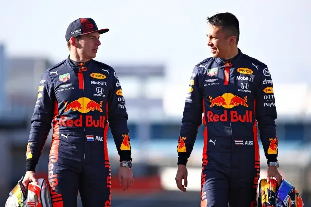 Albon over Red Bull-seizoen met onnodig veel drama: 'Verstappen had het ook moeilijk'