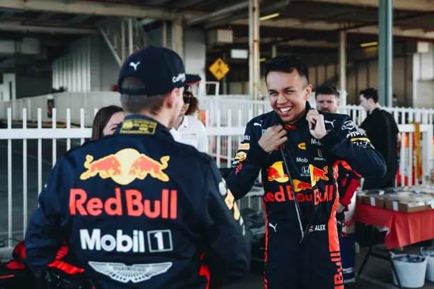 Albon: 'Verstappen is veel normaler dan mensen denken'