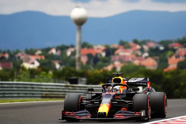 Verslag VT2 | Verstappen met onderstuur op zoek naar balans, Mercedes sneller