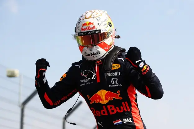 Verstappen verschalkt in extremis Hamilton en pakt op geniale wijze de wereldtitel