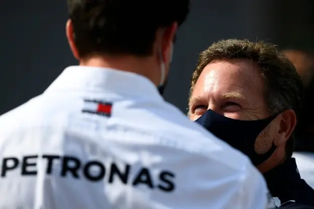 Update | Wolff reageert op Horner: 'Dat krijg je als je drie keer zoveel salaris aanbiedt'