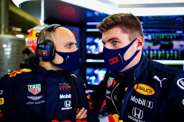 Deze Red Bull-mannen zetten Verstappen wekelijks op het asfalt