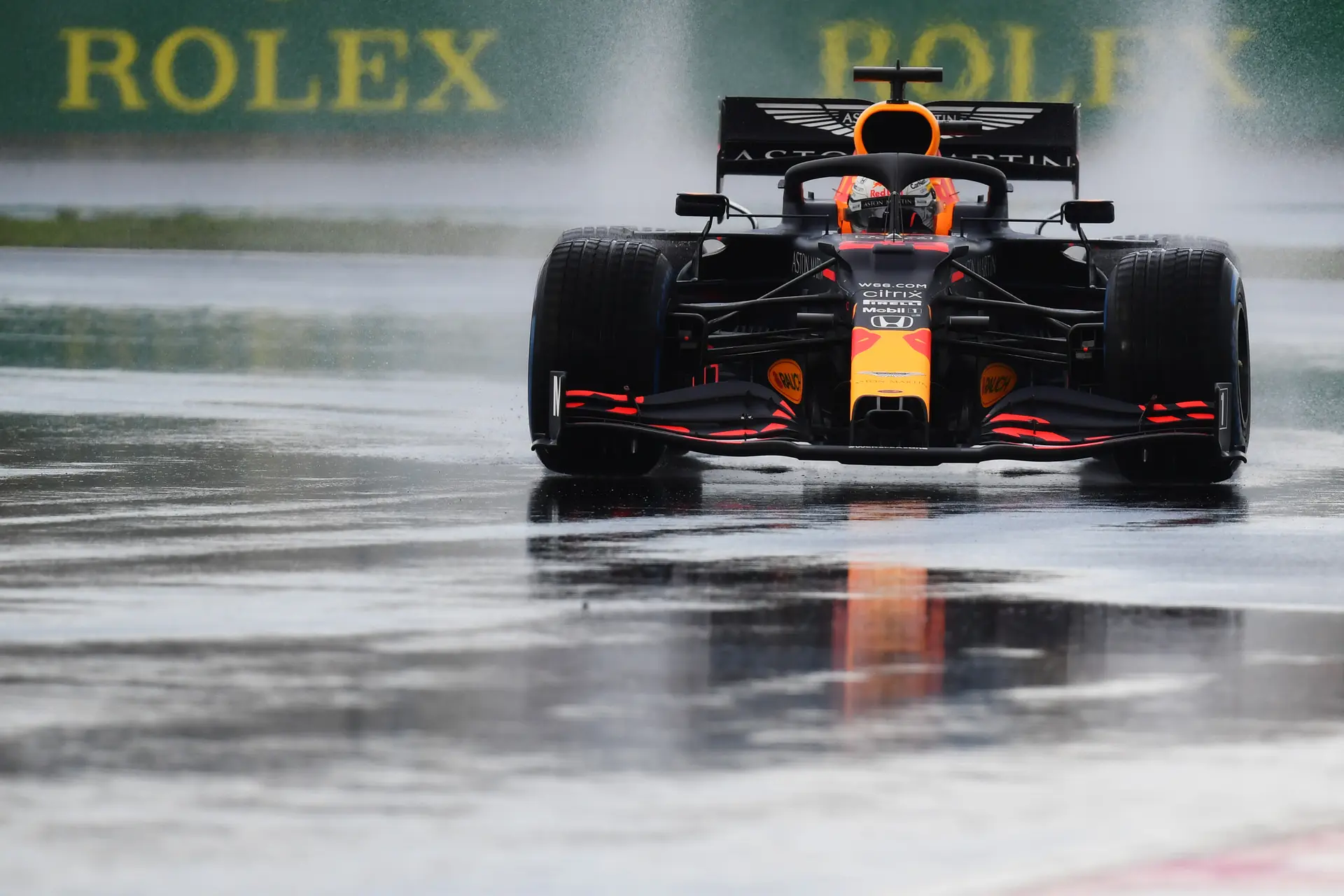Mercedes stuntelt met lagere downforce en nadeel in regen, Red Bull gaat voor zekerheid