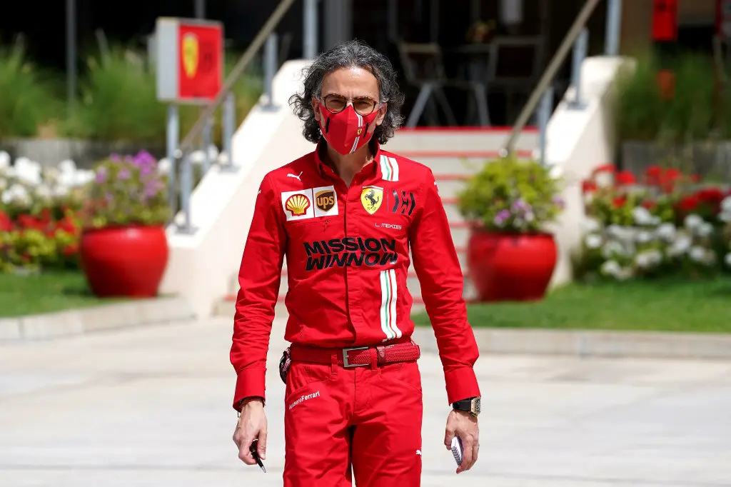 Mekies past verwachtingen aan: 'We gaan Red Bull en Mercedes niet kunnen uitdagen'