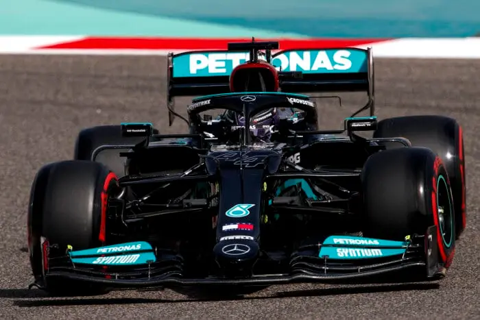 Hamilton wint GP Bahrein na bloedstollend gevecht met Verstappen, Bottas derde